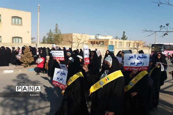 حضور دانش‌آموزان در نماز جمعه 9 دیماه