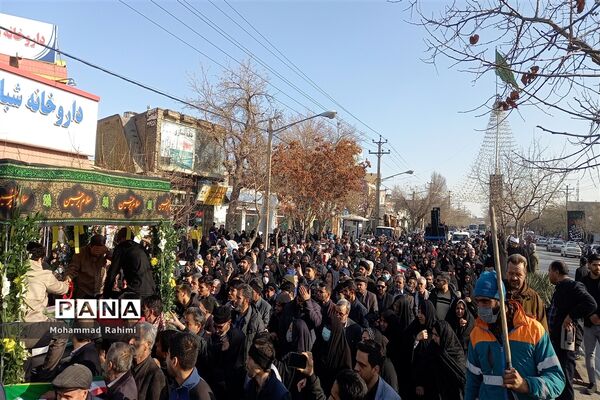 تشییع پیکر شهید گمنام روی دستان پرمهرمردم مشهد