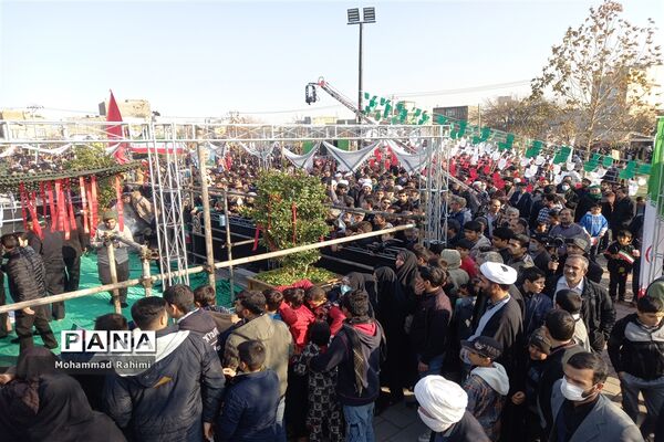 تشییع پیکر شهید گمنام روی دستان پرمهرمردم مشهد