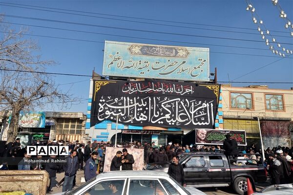 تشییع پیکر شهید گمنام روی دستان پرمهرمردم مشهد