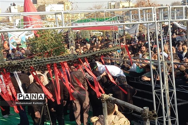 تشییع پیکر شهید گمنام روی دستان پرمهرمردم مشهد