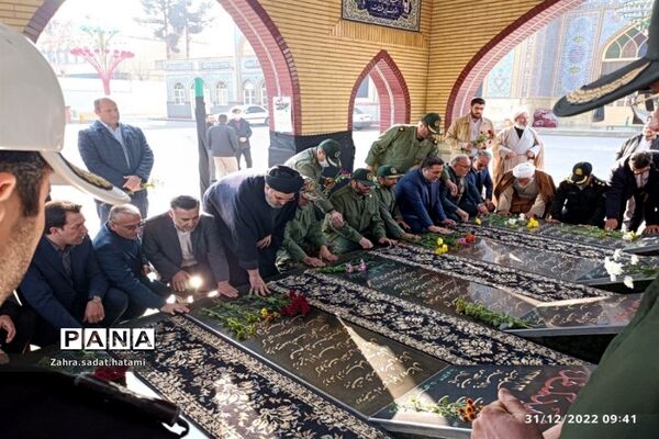 گلباران مزار شهدای گمنام در مصلی امام خمینی(ره) پاکدشت