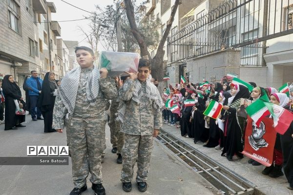 دیدار مدیر آموزش و پرورش منطقه ۱۸ با خانواده شهدا