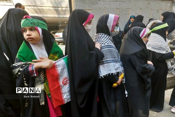 دیدار مدیر آموزش و پرورش منطقه ۱۸ با خانواده شهدا