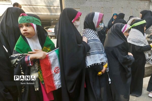 دیدار مدیر آموزش و پرورش منطقه ۱۸ با خانواده شهدا