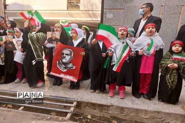 دیدار مدیر آموزش و پرورش منطقه ۱۸ با خانواده شهدا