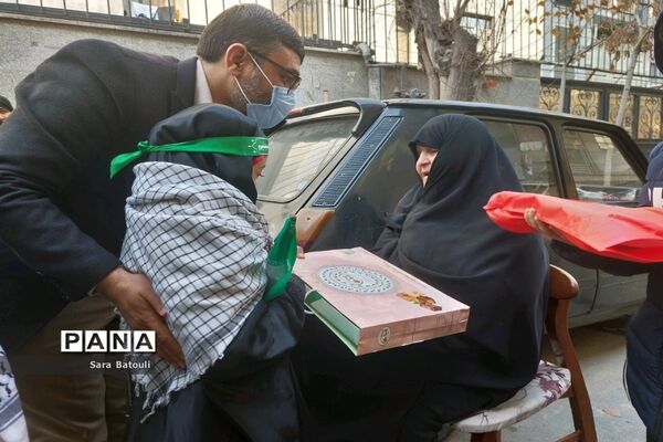 دیدار مدیر آموزش و پرورش منطقه ۱۸ با خانواده شهدا