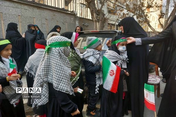 دیدار مدیر آموزش و پرورش منطقه ۱۸ با خانواده شهدا