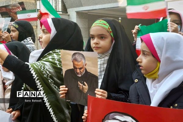 دیدار مدیر آموزش و پرورش منطقه ۱۸ با خانواده شهدا