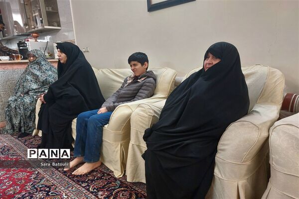 دیدار مدیر آموزش و پرورش منطقه ۱۸ با خانواده شهدا