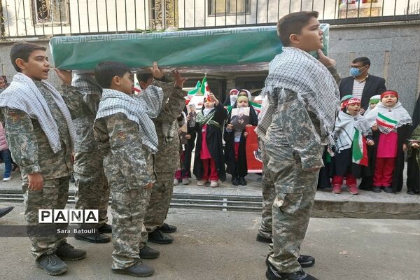 دیدار مدیر آموزش و پرورش منطقه ۱۸ با خانواده شهدا