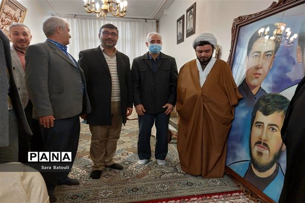 دیدار مدیر آموزش و پرورش منطقه ۱۸ با خانواده شهدا