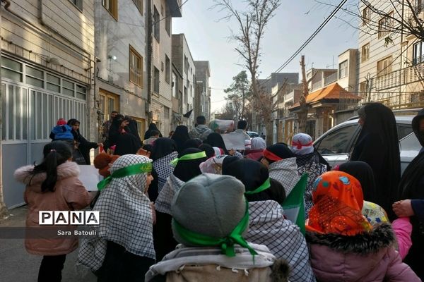 دیدار مدیر آموزش و پرورش منطقه ۱۸ با خانواده شهدا