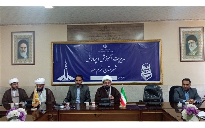 هدف دشمن روحانیت‌زدایی است