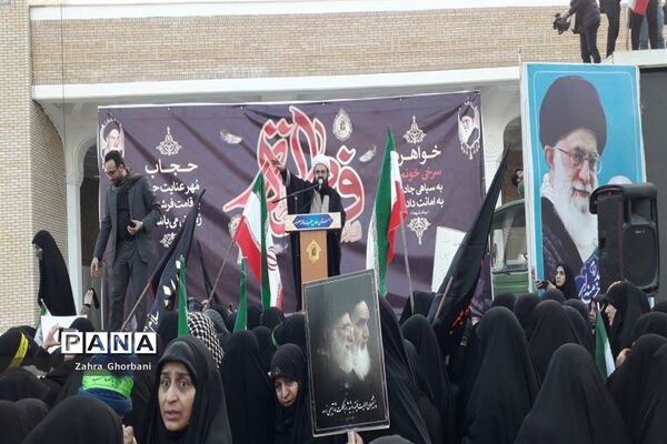 تجمع دختران دانش‌آموز قمی در دفاع از حجاب و عفاف