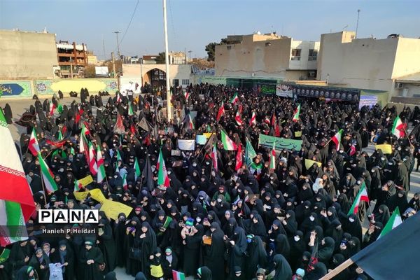 تجمع دختران دانش‌آموز قمی در دفاع از حجاب و عفاف