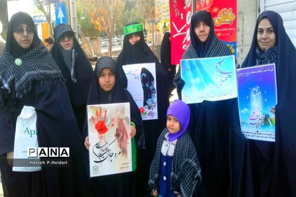 تجمع دختران دانش‌آموز قمی در دفاع از حجاب و عفاف