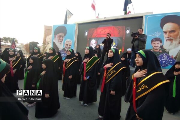 تجمع دختران دانش‌آموز قمی در دفاع از حجاب و عفاف