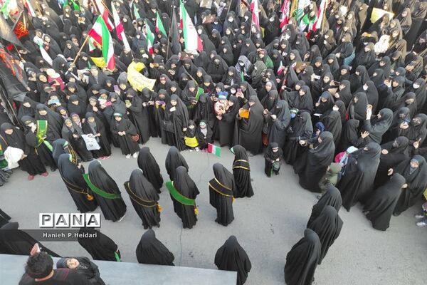 تجمع دختران دانش‌آموز قمی در دفاع از حجاب و عفاف