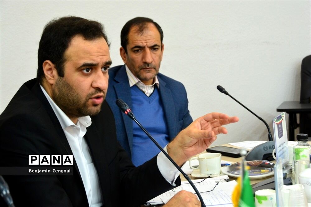 نشست صمیمی رئیس مرکز اطلاع‌رسانی و روابط عمومی وزارت آموزش و پرورش با کارشناسان در بوشهر