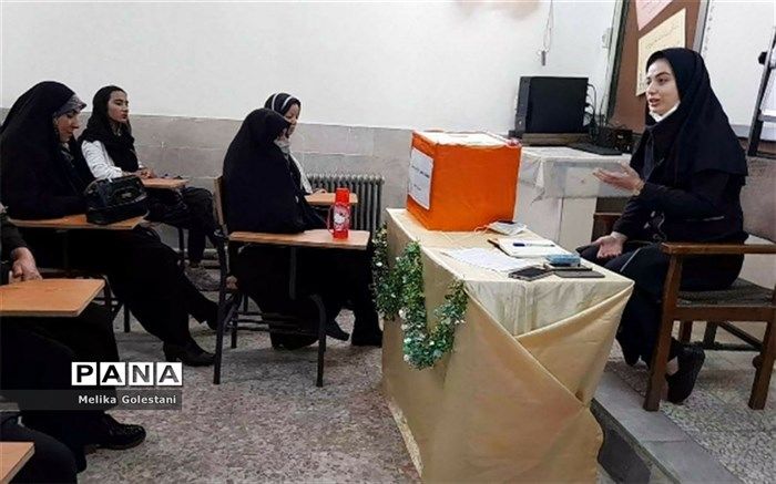 برگزاری جلسات با اولیا و ارائه توصیف اجمالی، شناخت خانواده از دانش‌آموز را ارتقا می‌بخشد