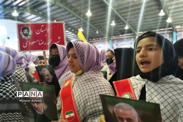 اجتماع بزرگ دهه نودی‌ها و همخوانی سرود سلام فرمانده و رفیق شهیدم