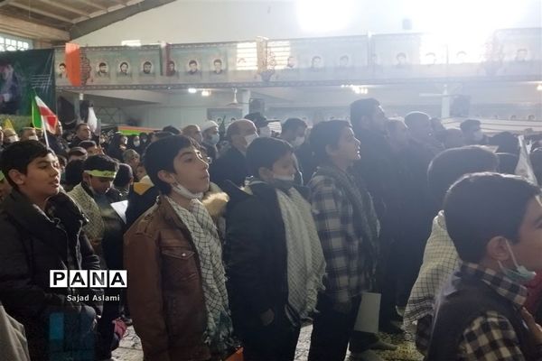 اجتماع بزرگ دهه نودی‌ها و همخوانی سرود سلام فرمانده و رفیق شهیدم