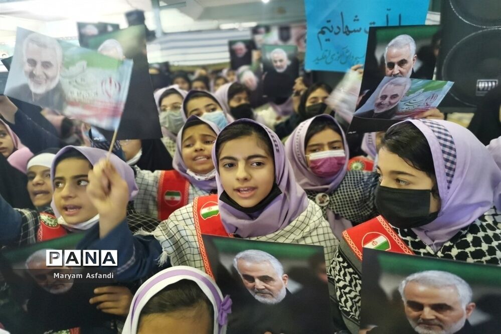 اجتماع بزرگ دهه نودی‌ها و همخوانی سرود سلام فرمانده و رفیق شهیدم
