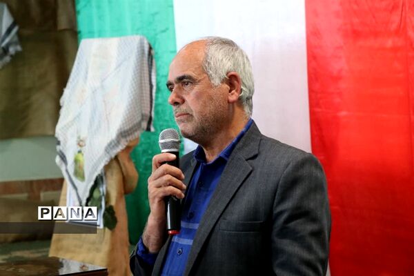 رونمایی از کتاب عمو قاسم بمناسبت سالروز شهادت سردار سلیمانی در ابرکوه