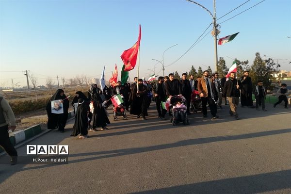 پیاده‌روی مردم قم در سالروز شهادت سردار سلیمانی