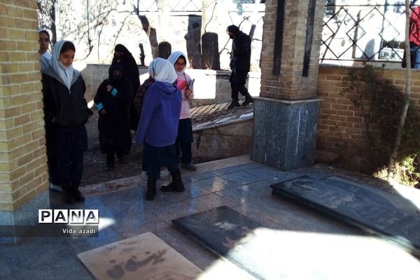 دیدار دانش‌آموزان  رودهن با مادر شهید مصیب نجف‌آهی از شهدای رودهن