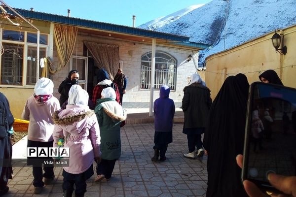 دیدار دانش‌آموزان  رودهن با مادر شهید مصیب نجف‌آهی از شهدای رودهن