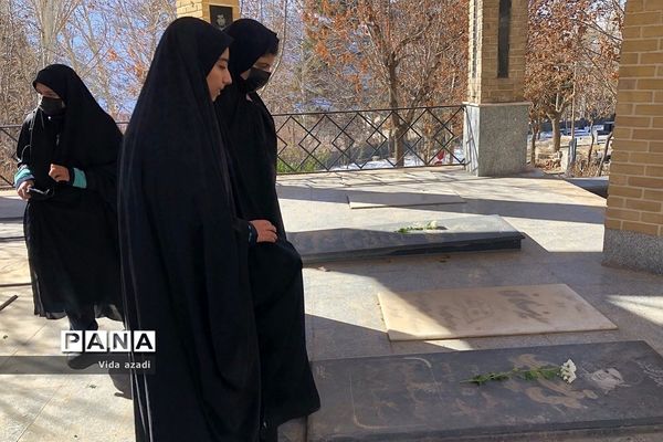 دیدار دانش‌آموزان  رودهن با مادر شهید مصیب نجف‌آهی از شهدای رودهن