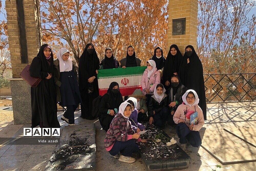 دیدار دانش‌آموزان  رودهن با مادر شهید مصیب نجف‌آهی از شهدای رودهن