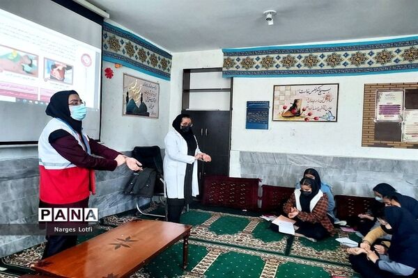 برگزاری جلسه آموزشی طرح  دادرس هلال احمر در دبیرستان پروین اعتصامی یک