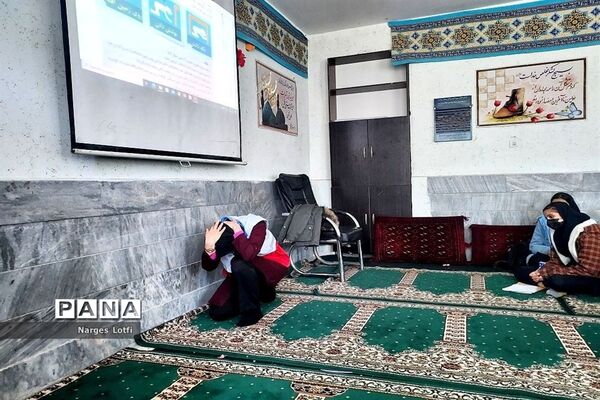 برگزاری جلسه آموزشی طرح  دادرس هلال احمر در دبیرستان پروین اعتصامی یک
