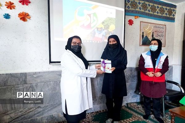 برگزاری جلسه آموزشی طرح  دادرس هلال احمر در دبیرستان پروین اعتصامی یک