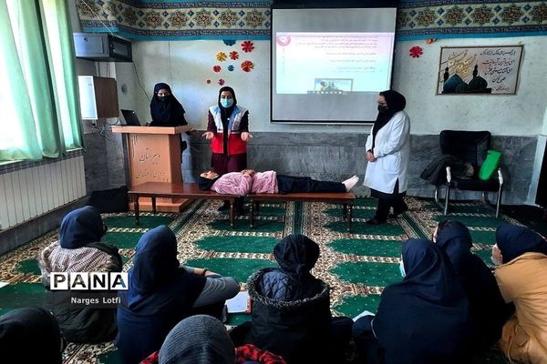برگزاری جلسه آموزشی طرح  دادرس هلال احمر در دبیرستان پروین اعتصامی یک