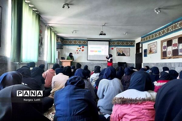 برگزاری جلسه آموزشی طرح  دادرس هلال احمر در دبیرستان پروین اعتصامی یک