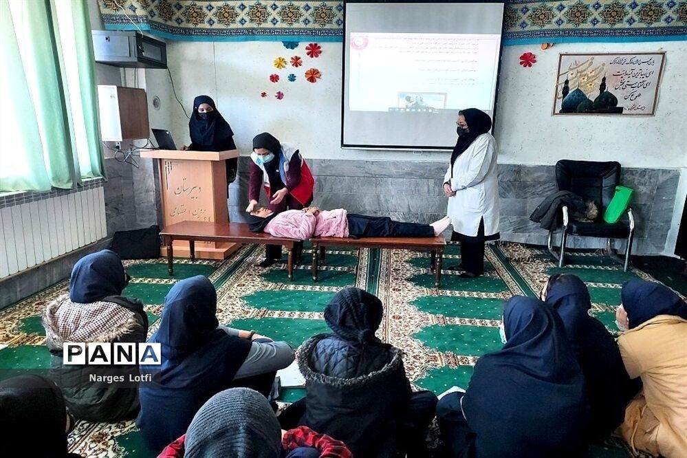 برگزاری جلسه آموزشی طرح  دادرس هلال احمر در دبیرستان پروین اعتصامی یک