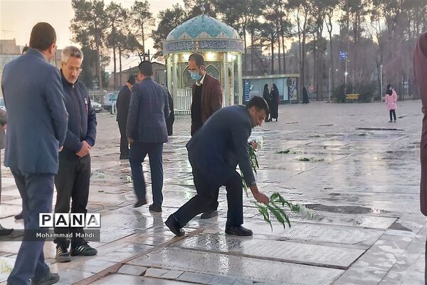 غبار روبی مزار مادران شهدای شهرستان نایین