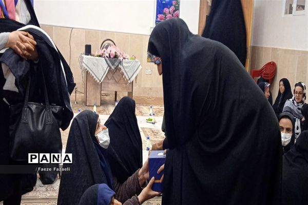 تکریم از مادران و همسران شهدای شهر نایین