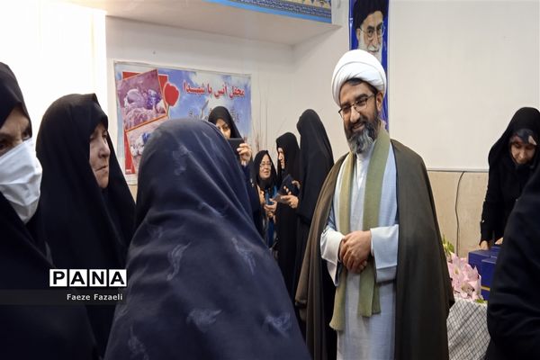 تکریم از مادران و همسران شهدای شهر نایین