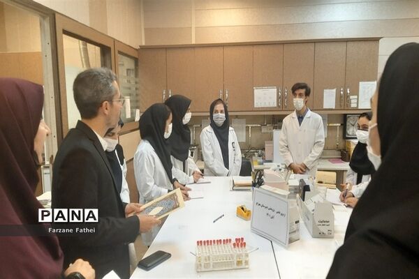 حضور دانش‌آموزان پژوهش‌سرای تهرانی مقدم منطقه چهاردانگه در آزمایشگاه تشخیص طبی متخصصین
