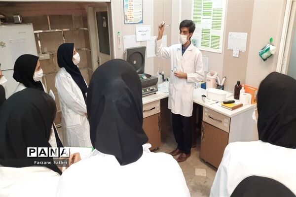 حضور دانش‌آموزان پژوهش‌سرای تهرانی مقدم منطقه چهاردانگه در آزمایشگاه تشخیص طبی متخصصین