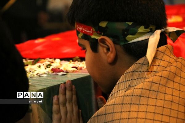وداع خاطره‌انگیزدانش‌آموزان شهریار با شهدای گمنام