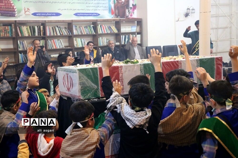 وداع خاطره‌انگیزدانش‌آموزان شهریار با شهدای گمنام