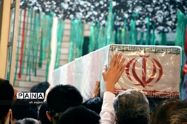 وداع خاطره‌انگیزدانش‌آموزان شهریار با شهدای گمنام