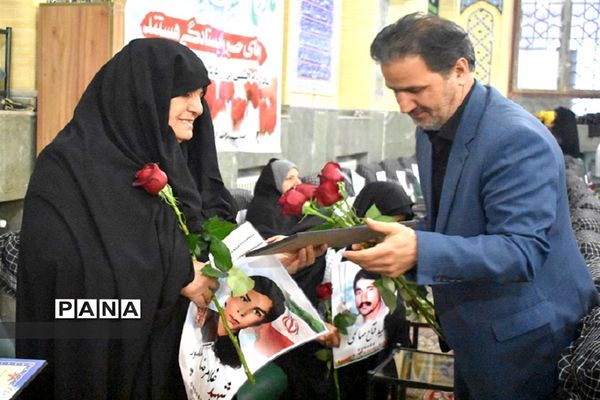 مراسم تکریم مادران و همسران شهدا در بهاباد