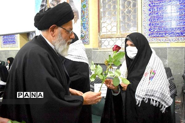 مراسم تکریم مادران و همسران شهدا در بهاباد